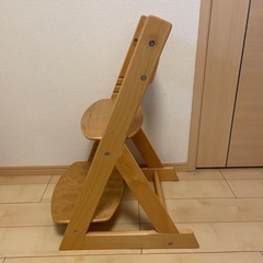 木製キッズチェア 座面と足置きの高さが変えられるの画像
