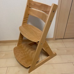 木製キッズチェア 座面と足置きの高さが変えられるの画像