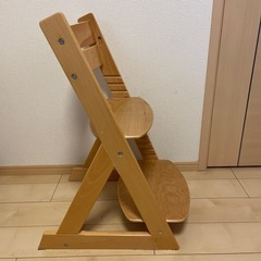 木製キッズチェア 座面と足置きの高さが変えられるの画像