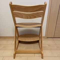 木製キッズチェア 座面と足置きの高さが変えられるの画像