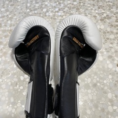 ボディメーカー BODYMAKER ボクシンググローブ サムライエッジ 16OZ ホワイトの画像