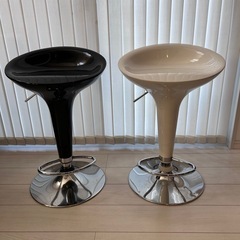 白と黒のカウンターチェア 2脚で1500円   
