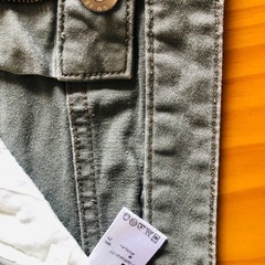 レディース　カーキ色パンツの画像