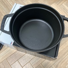staub 20cm 黒　ブラック　鉄鍋
の画像