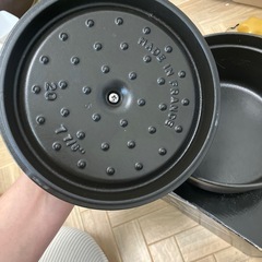staub 20cm 黒　ブラック　鉄鍋
の画像