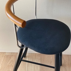 カウンター用のイス2脚の画像