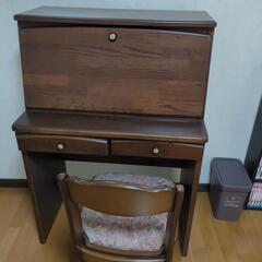 コンパクトデスク　椅子付き　引き出しの鍵付きの画像