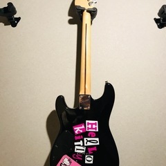 値下げ‼️超レア‼️ブラックのSquier ストラトキャスター ハローキティデザインの画像