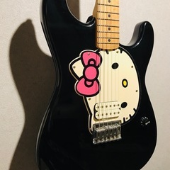 値下げ‼️超レア‼️ブラックのSquier ストラトキャスター ハローキティデザインの画像