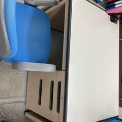 無料！事務所移転のため不要な机とチェアあげます
