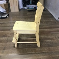 新品未使用品　子供用椅子　学習椅子　パイン材無垢　ナチュラル　激安　デットストック品の画像