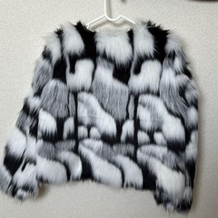 白黒ストライプ毛皮ジャケットの画像