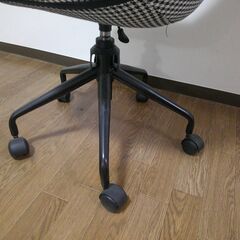 千鳥格子柄ファブリックのキャスター付きチェアの画像