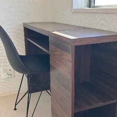 デスクとチェアの画像