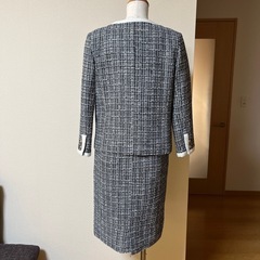 ジャケットとワンピースのスーツの画像