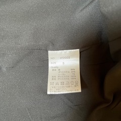 ジャケットとワンピースのスーツの画像