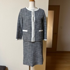 ジャケットとワンピースのスーツ
