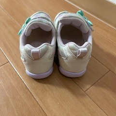 女の子スニーカーの画像