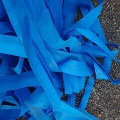 幅4〜5センチ 長い長いビニールの薄いひも 『ちょうど 良質なブルーシートのような素材』😃使い方が楽しみ❗の画像