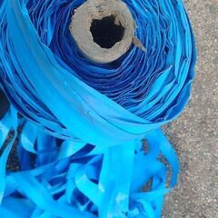 幅4〜5センチ 長い長いビニールの薄いひも 『ちょうど 良質なブルーシートのような素材』😃使い方が楽しみ❗の画像