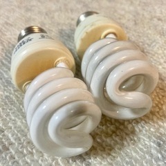 中古　オーム電機 60W相当のD形電球形蛍光ランプ 昼光色 口金E26 の画像