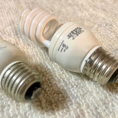 中古　オーム電機 60W相当のD形電球形蛍光ランプ 昼光色 口金E26 の画像