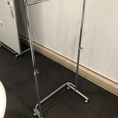 ハンガーラック(伸縮タイプ。最大170cmまで伸びます) 　
