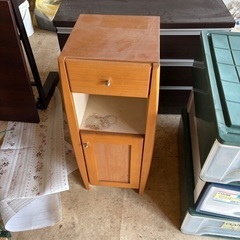 収納ボックス　机　棚　テーブル　無料