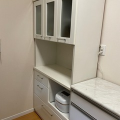 ニトリ　ホワイト 木製 食器棚  カップボードガラス扉付き