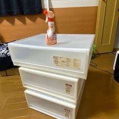 衣類収納用のプラスチックタンス三つ
