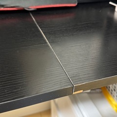 冷蔵庫とテーブルと椅子のセットの画像