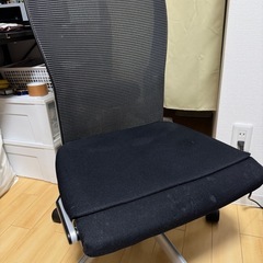 冷蔵庫とテーブルと椅子のセット