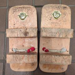 左義長祭り用紅白の下駄の画像