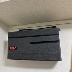 冷蔵庫とテーブルと椅子のセットの画像