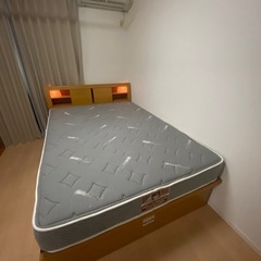 ダブルベッド　マットレス付き