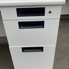 【中古オフィス家具在庫多数】プラス/PLUS 片袖机 120cm幅 フラットライン 引き出し付き スチール 机 デスク　店舗 オフィス什器　検)事務机　オフィスチェア　ロッカー　ミーティングテーブル　応接ソファ　美品多数　格安の画像