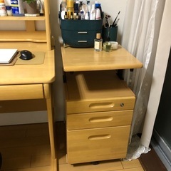 机、オフィスチェア、引き出し収納の画像