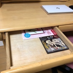 机、オフィスチェア、引き出し収納の画像