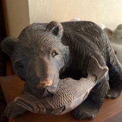 ヒグマと魚の置き物　木彫り