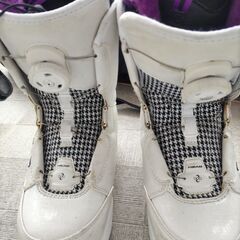 【０円　女の子　スノボブーツ23cm〜23.5cm　傷みあり】の画像