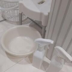 値下げ！お風呂グッズ バスグッズ 浴槽 蓋 イス 桶 インテリア 洗濯 かご、スプレーほぼ未使用 白 美品 の画像