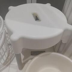 値下げ！お風呂グッズ バスグッズ 浴槽 蓋 イス 桶 インテリア 洗濯 かご、スプレーほぼ未使用 白 美品 の画像
