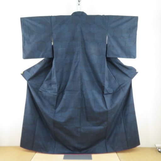 紬 着物 大島紬 証紙付き 亀甲模様 黒色ｘ紺色 袷 広衿 正絹 カジュアル 仕立て上がり着物 身丈162cm 【キモノオフ野々市若松店】