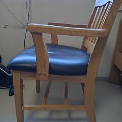 木製の椅子の画像