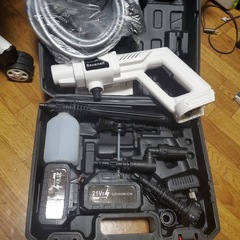 バッテリー2個付き高圧洗浄機 コードレス 充電式 大容量バッテリー 強力 家庭用 初心者向け 5MPa最大吐出圧力 300W 水噴射量4L|min 高圧 洗浄機 6段階マルチスプレー コンパクト 洗車機 ポータブル 車掃除/庭/屋外/の画像