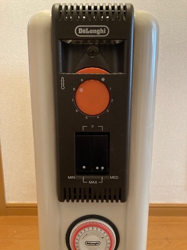 【中古品】デロンギ(DeLonghi)  オイルヒーター ホワイト ファン10枚 [10~13畳用]