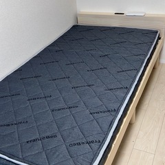 無料！木製シングルベッド（マットレス付き）の画像