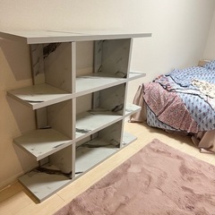  無料！大理石調表面の三段木製キャビネット