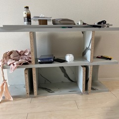  無料！大理石調表面の三段木製キャビネットの画像