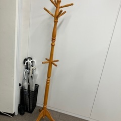 木製の洋服かけ